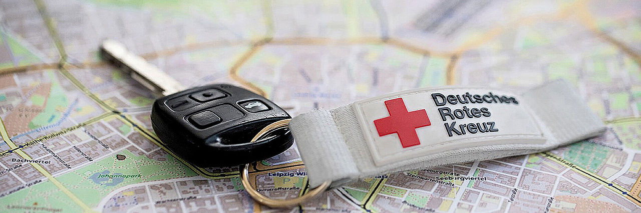 Schlüssel Landkarte, auf der ein Schlüssel mit einem DRK Schlüsselanhänger liegt.